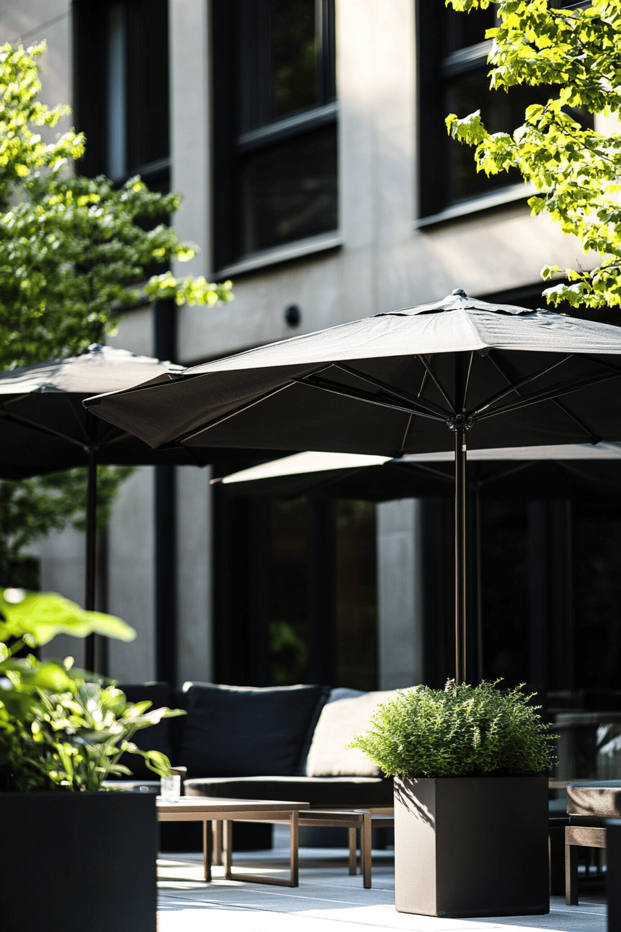 Terrasse mit schwarzen Sonnenschirmen, modernen Möbeln und Pflanzen.