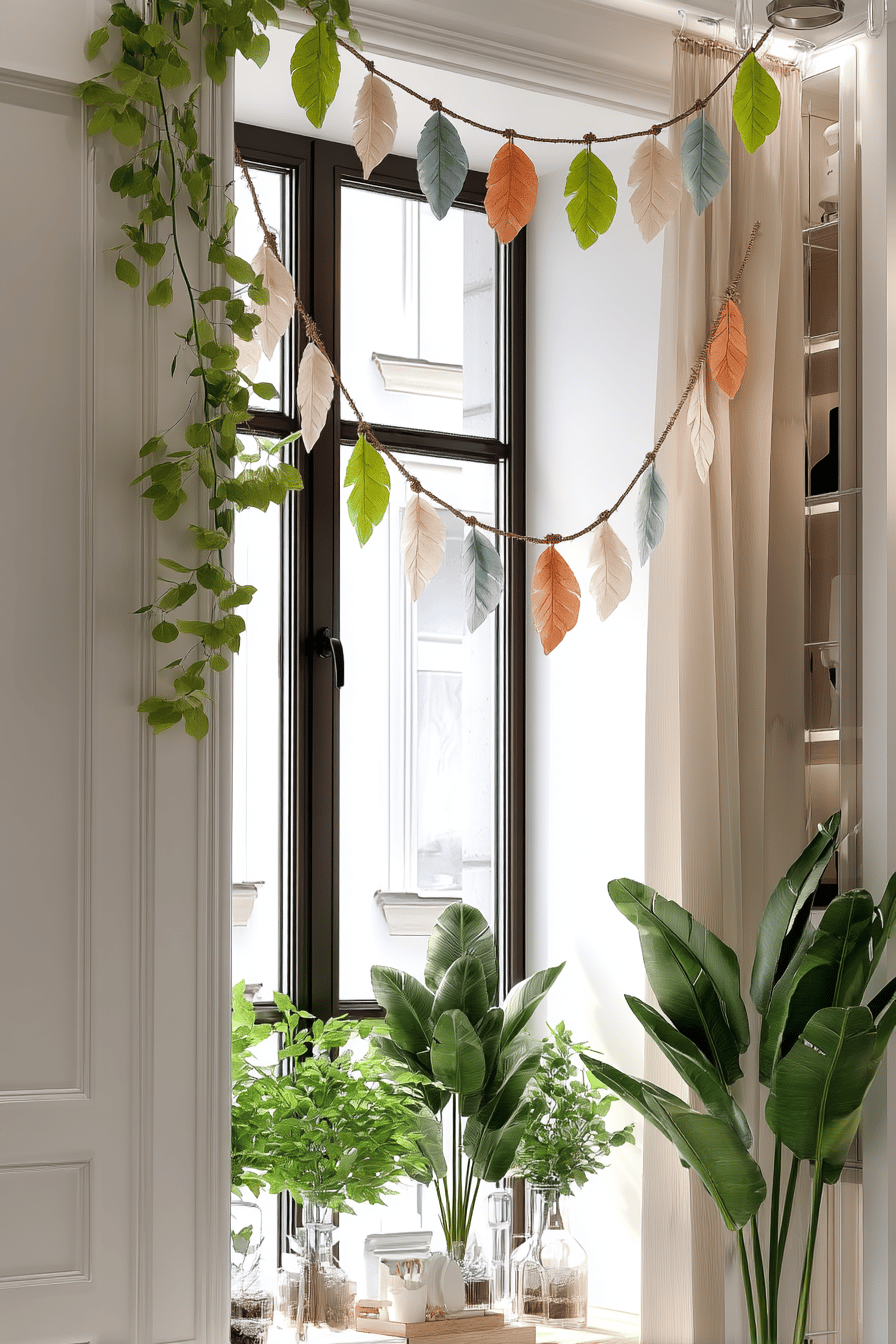 Fensterbereich mit Girlanden aus buntem Klebepapier und grünen Pflanzen.